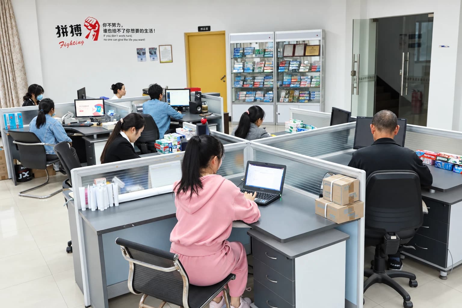 Miembros del equipo de Airsun trabajando en sus escritorios, con muestras de cuidado bucal en la oficina.