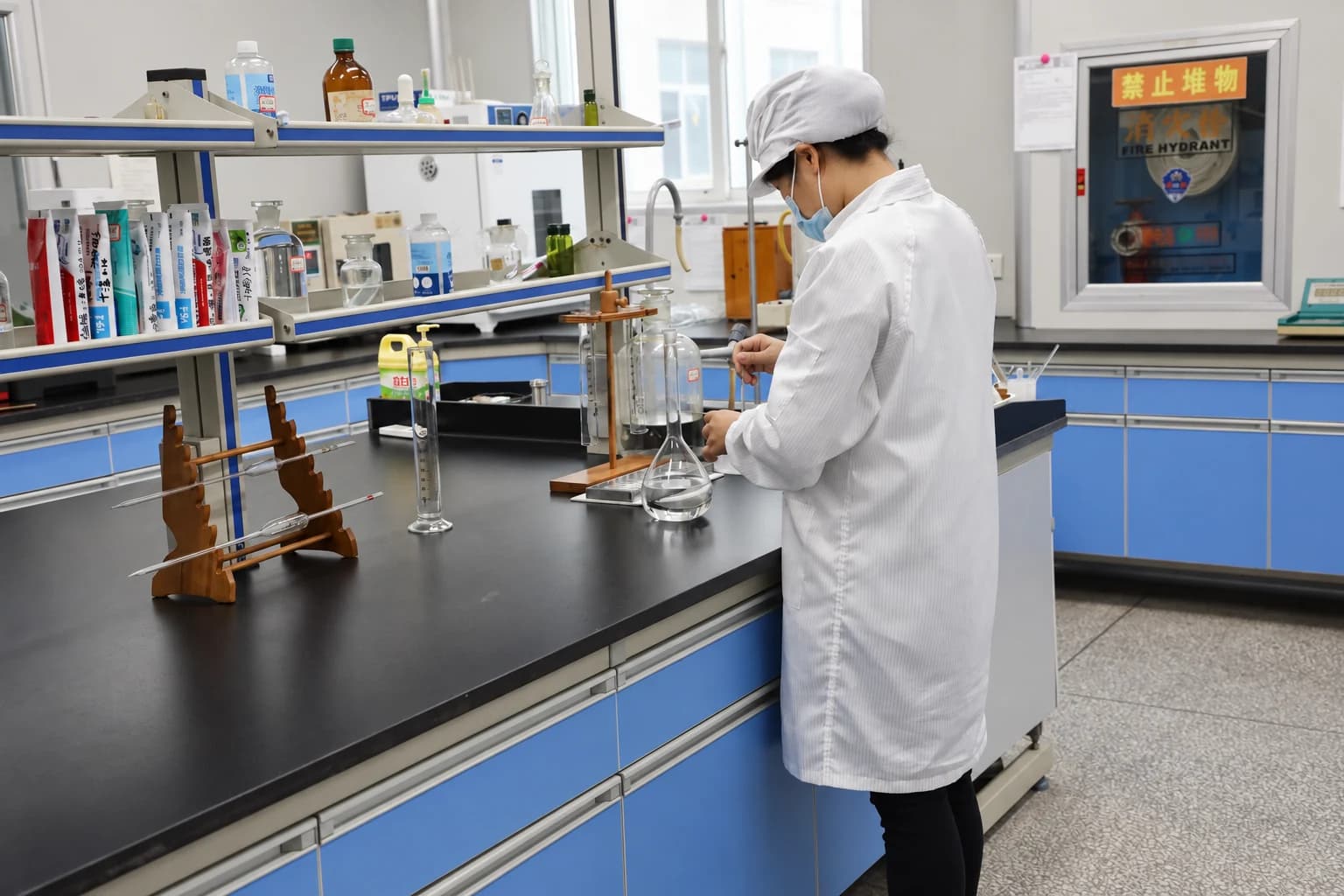 Un técnico trabaja con material de vidrio y muestras de cuidado bucal en el laboratorio de Airsun.