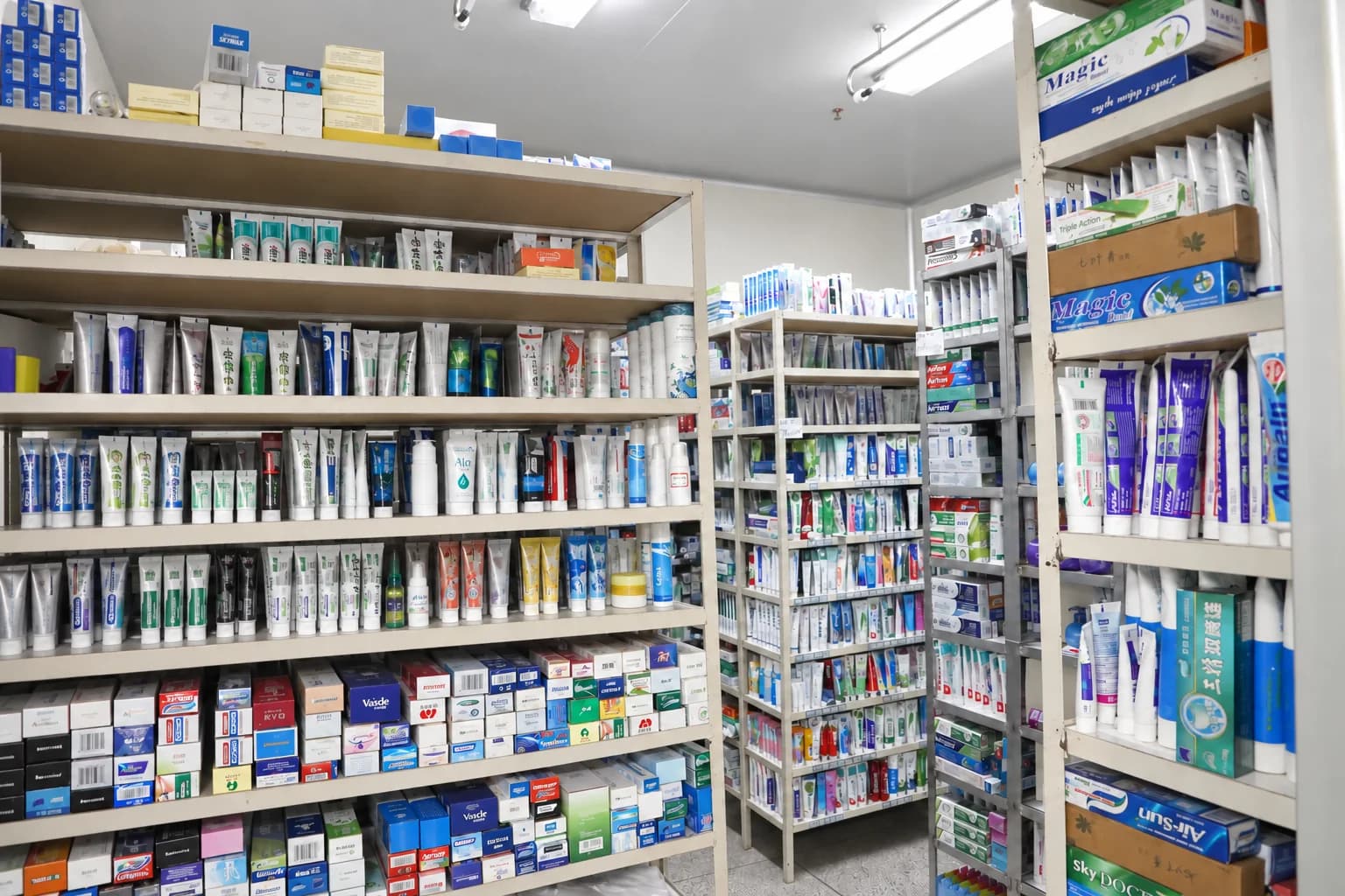 Estantes con muestras de pasta dental y empaques en la sala de muestras de Airsun; su disposición se ordenó digitalmente.
